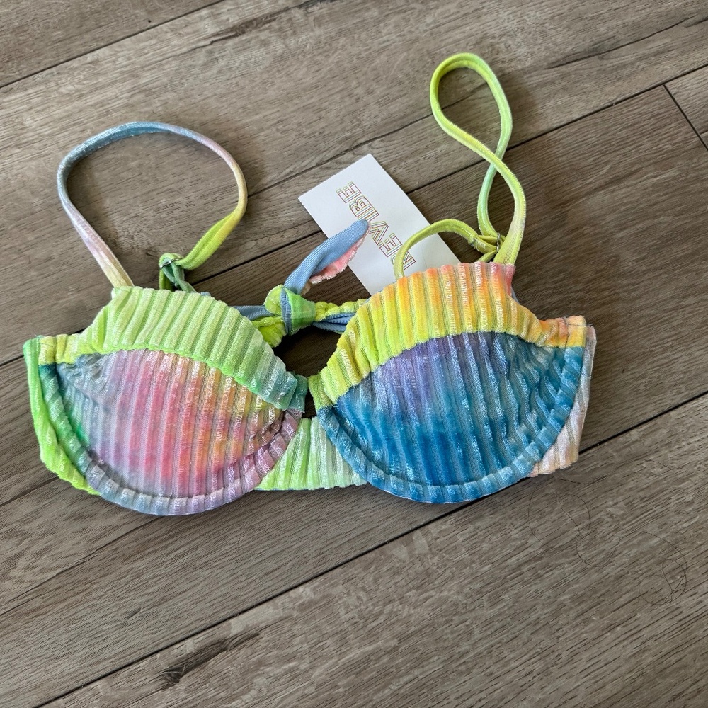 NWT Dippin Daisy’s tie dye swim top